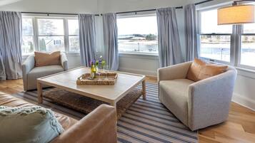 Harborview King Suite | Living area