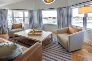 Harborview King Suite | Living area | 32-inch LED TV with cable channels - Breakwater Inn (Kennebunkport)