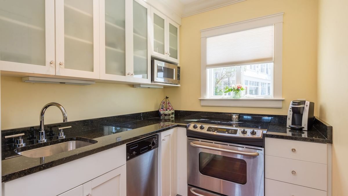 signature cottage, 1 king bed, kitchen, oceanfront | private kitchen