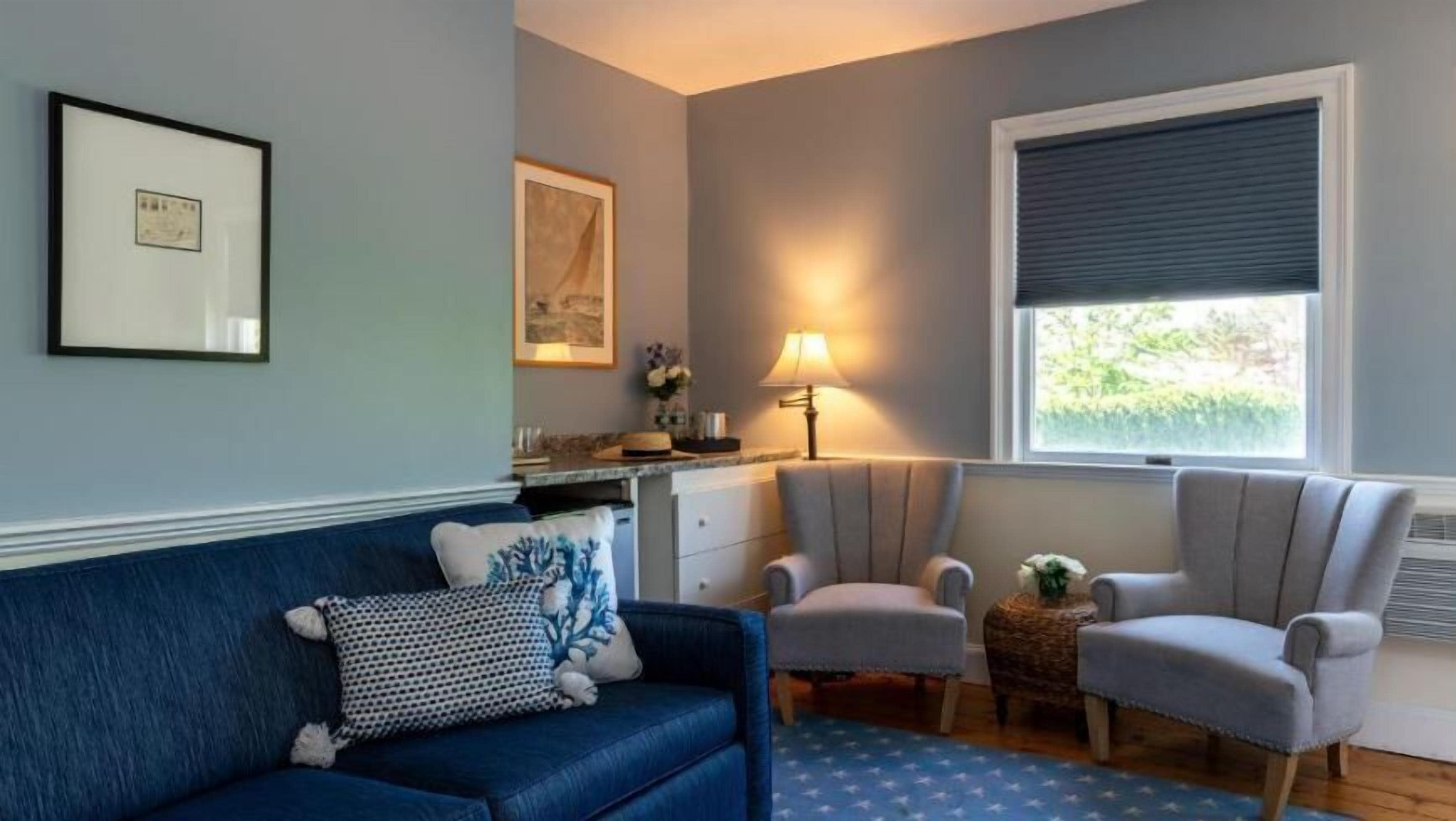 junior suite, 1 king bed, ocean view, sea facing | living area | 32-inch led tv with cable channels