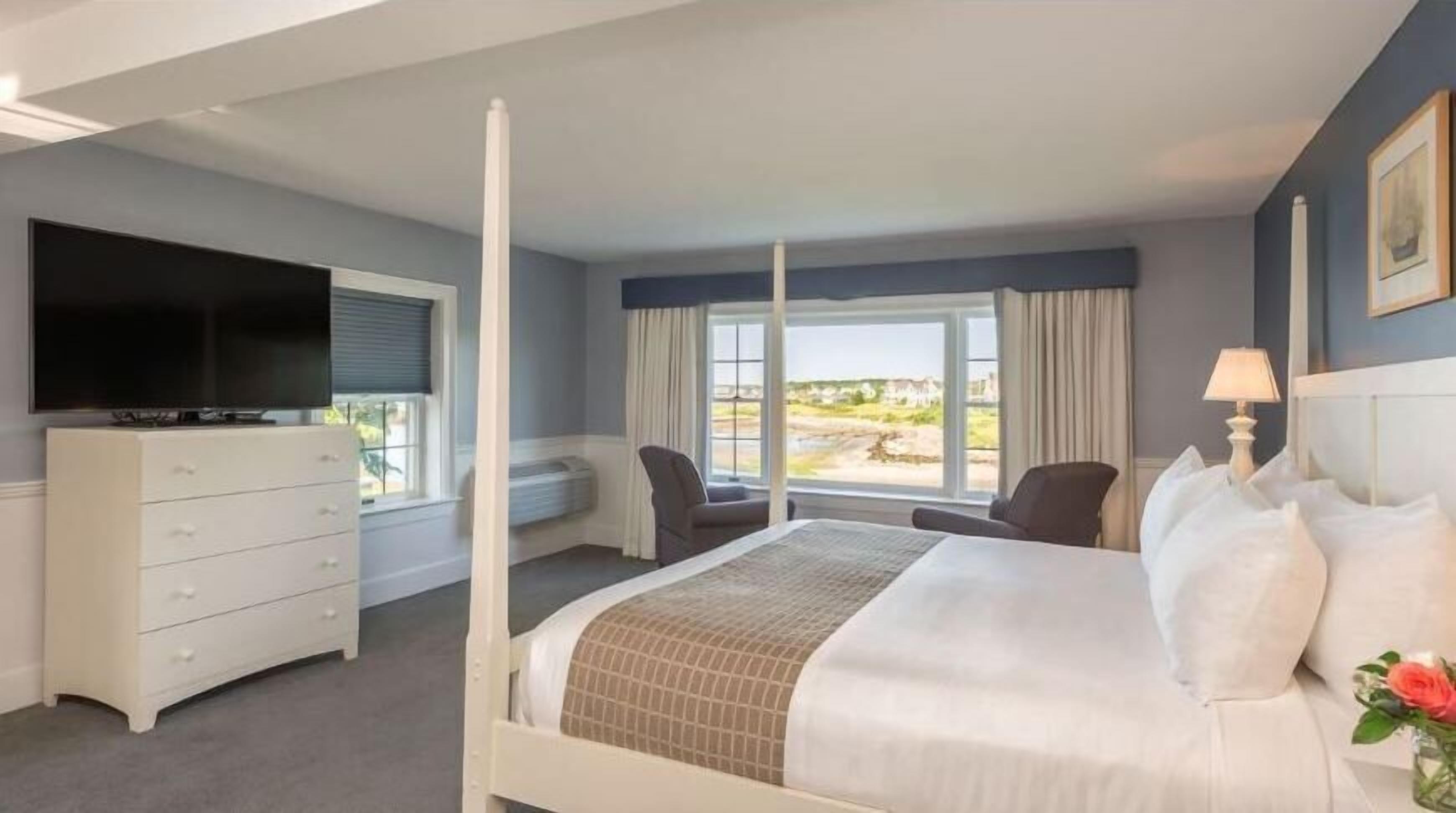deluxe room, 1 king bed, ocean view | 1 bedroom, hypo-allergenic bedding, pillow-top beds