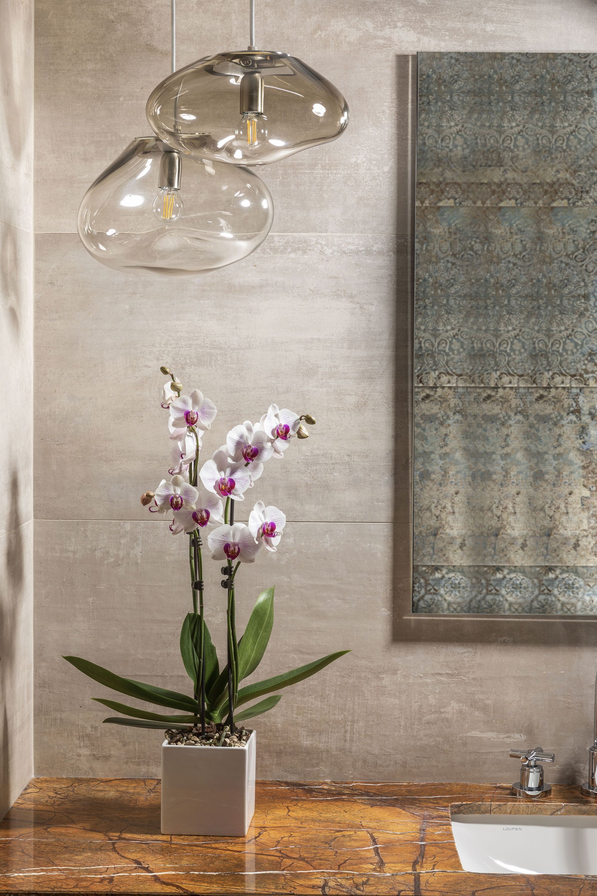 deluxe room | bathroom sink