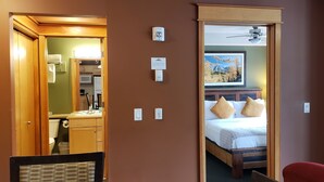 Traditional Suite, 1 Queen Bed | Living area | 40-inch flat-screen TV with cable channels, TV, pay movies - Windtower Lodge and Suites (Canmore)
