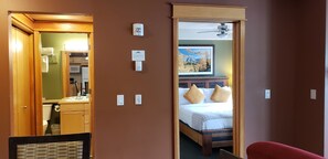 Traditional-Suite, 1 Queen-Bett | Wohnbereich | 40-Zoll-Flachbildfernseher mit Kabelempfang, Fernseher, Pay-TV