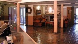 Lobby - Windtower Lodge and Suites (Canmore)