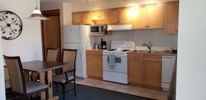 Suite tradicional, 2 habitaciones | Cocina privada | Microondas en la zona común y cafetera o tetera