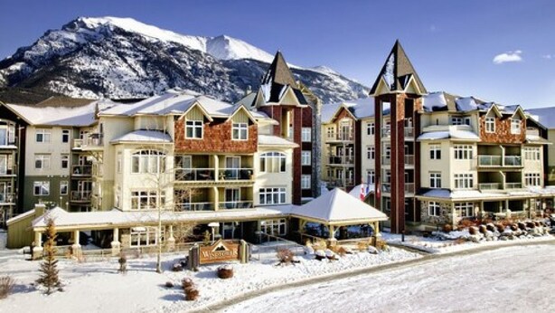 Front of property - Windtower Lodge and Suites (Canmore)