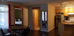 Traditional Suite, 1 King Bed | Living area | 40-inch flat-screen TV with cable channels, TV, pay movies - Windtower Lodge and Suites (Canmore)