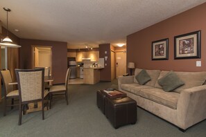 Pillow-top beds, free WiFi, bed sheets - Windtower Lodge and Suites (Canmore)