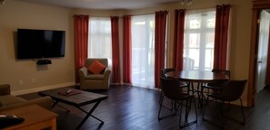 Traditional-Suite, 1 King-Bett | Wohnzimmer | 40-Zoll-Flachbildfernseher mit Kabelempfang, Fernseher, Pay-TV