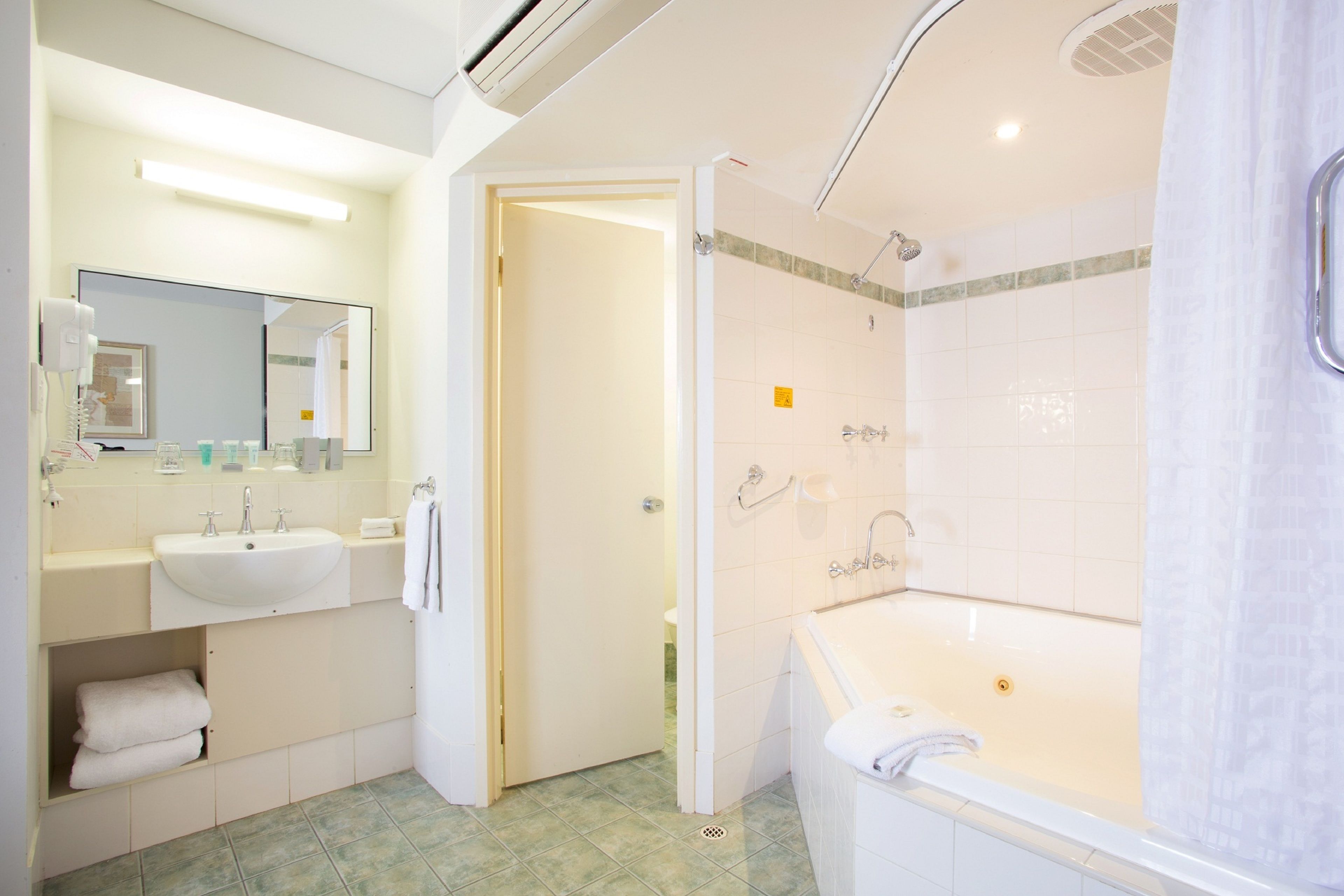 combined shower/bathtub, jetted bath, free toiletries, hair dryer