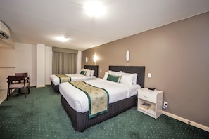 A hotel room with two beds, a desk, and a chair. - Hotel Northbridge (Perth)