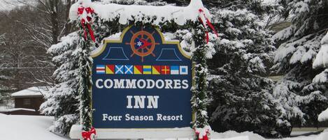 A sign for Commodores Inn, a four-season resort, with a country buffet.