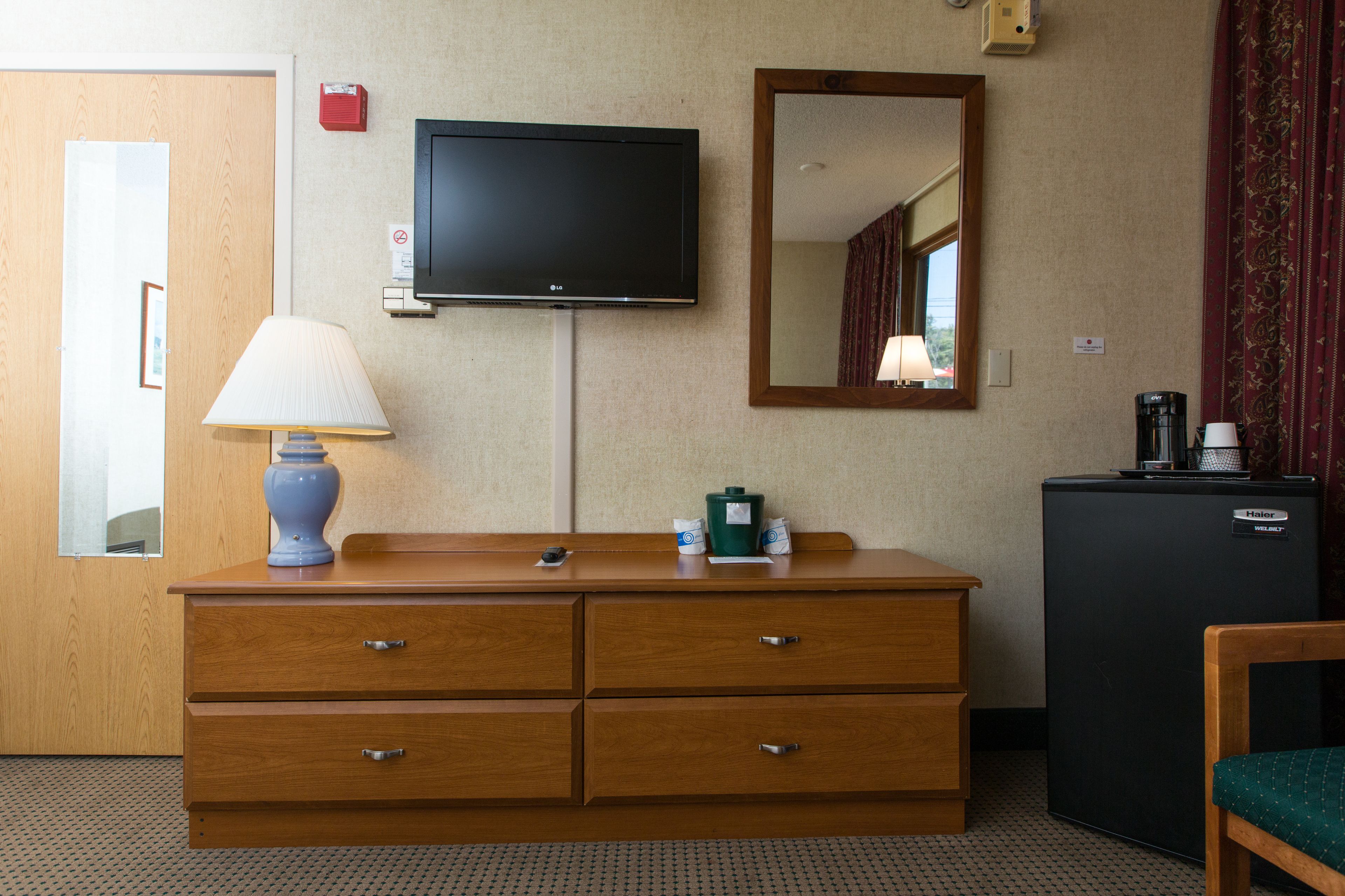 deluxe room, 1 king bed. pet availability limited. please inform of pets at time of booking.  | pillow-top beds, free wifi, bed sheets