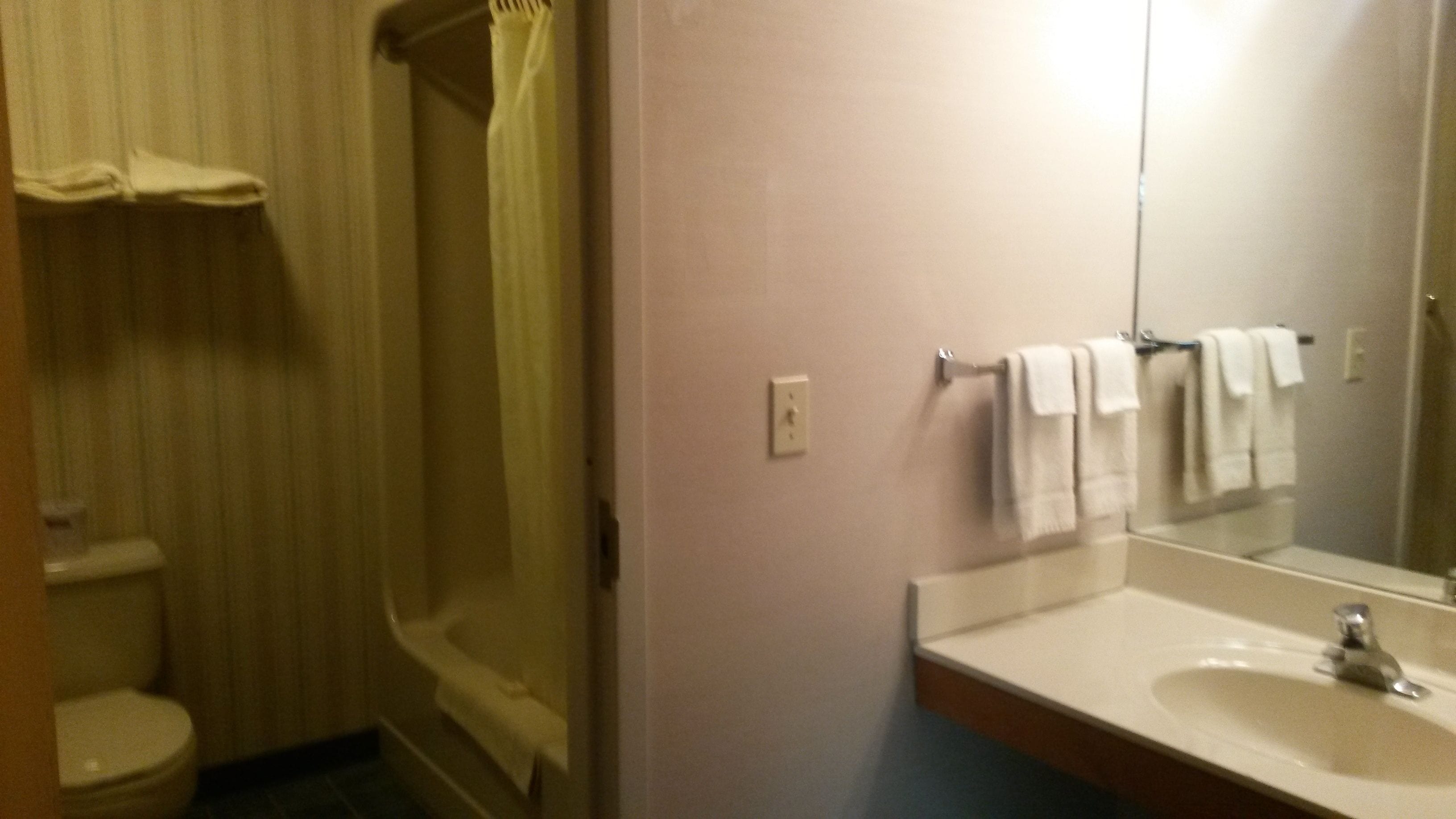 Ein Badezimmer mit Dusche, Toilette und Waschbecken.