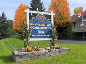 Front of property - Commodores Inn (Stowe)