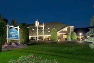 Un hotel con un letrero que dice 'Commodore's Inn Four Season Resort'.