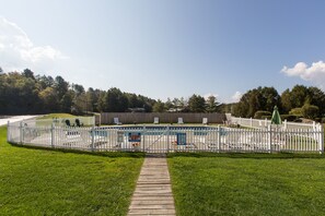 من حمّامات السباحة المغطاة، حمّام سباحة خارجي موسمي، مقاعد للتشمس