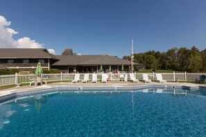 Indoor pool, seasonal outdoor pool, pool loungers - Commodores Inn (Stowe)