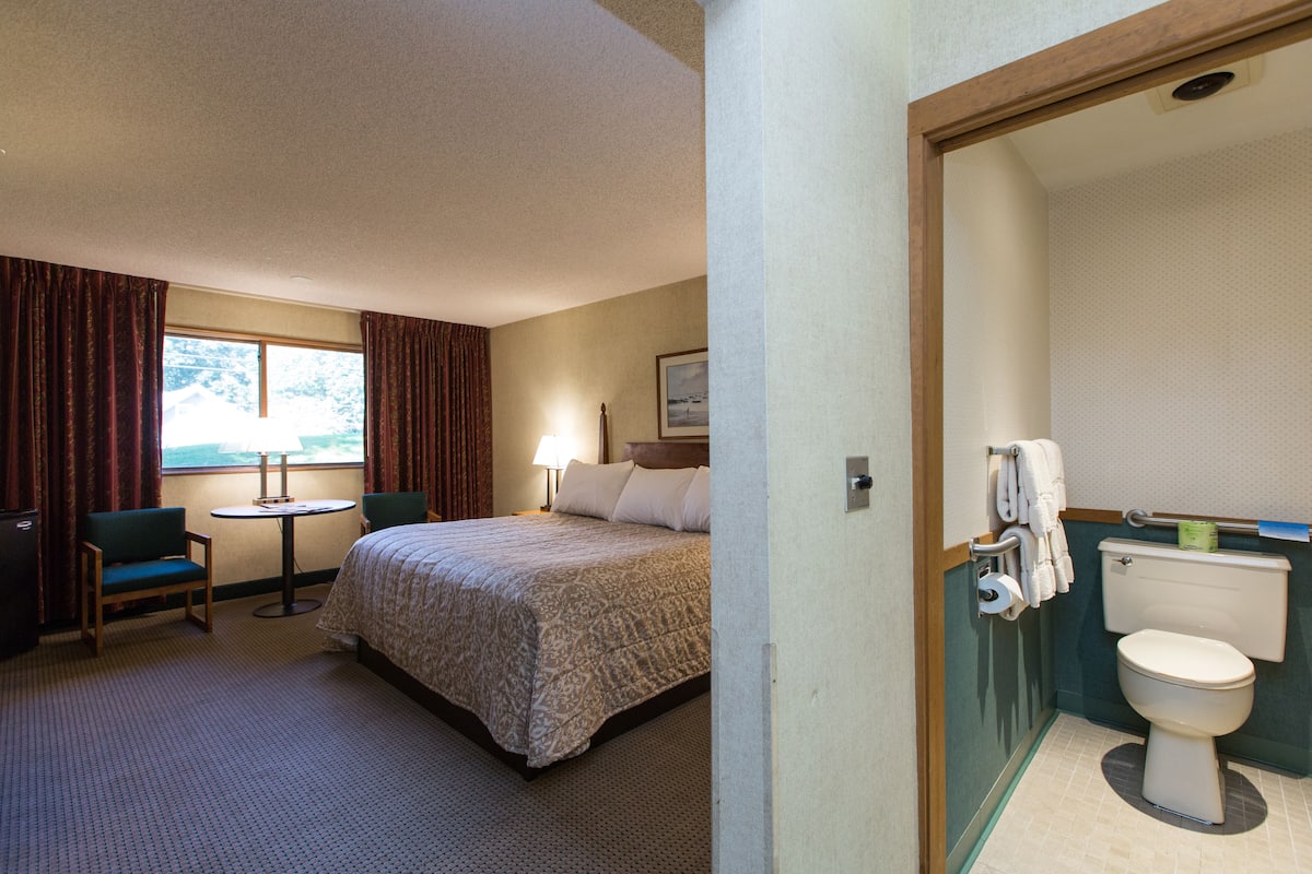 Deluxe Room, 1 King Bed. Pet Availability Limited. Please inform of pets at time of booking. | Pillowtop beds, free WiFi, bed sheets