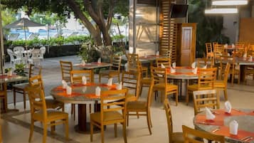 Breakfast, dinner and brunch served