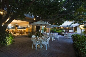 Breakfast, dinner and brunch served