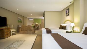 Suite Premier, 2 camas matrimoniales | Ropa de cama de alta calidad y caja de seguridad en la habitación