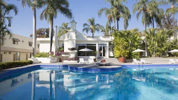 2 piscines extérieures, parasols, chaises longues