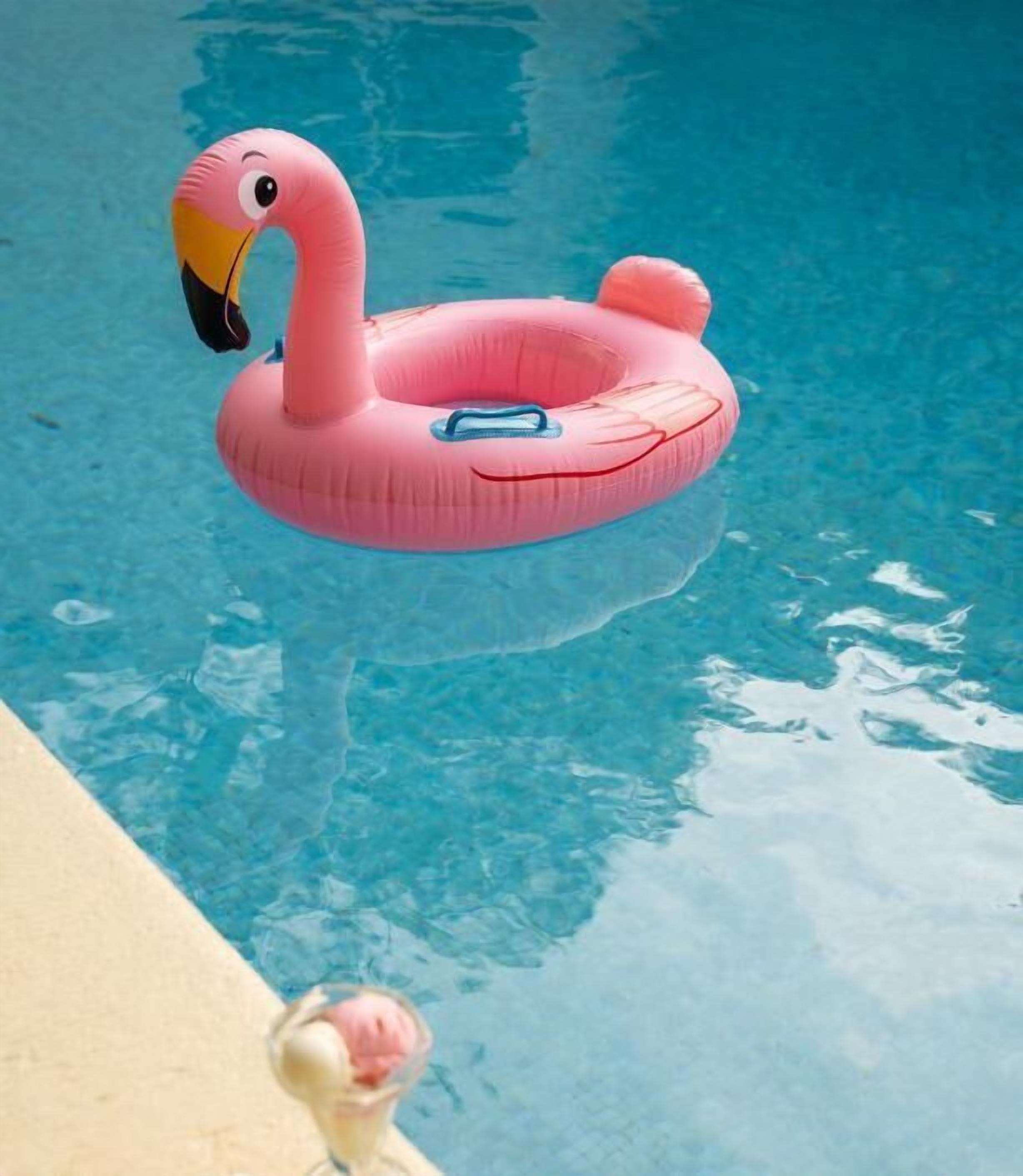 Un flamant rose gonflable flotte dans une piscine à l’eau d’un bleu limpide.