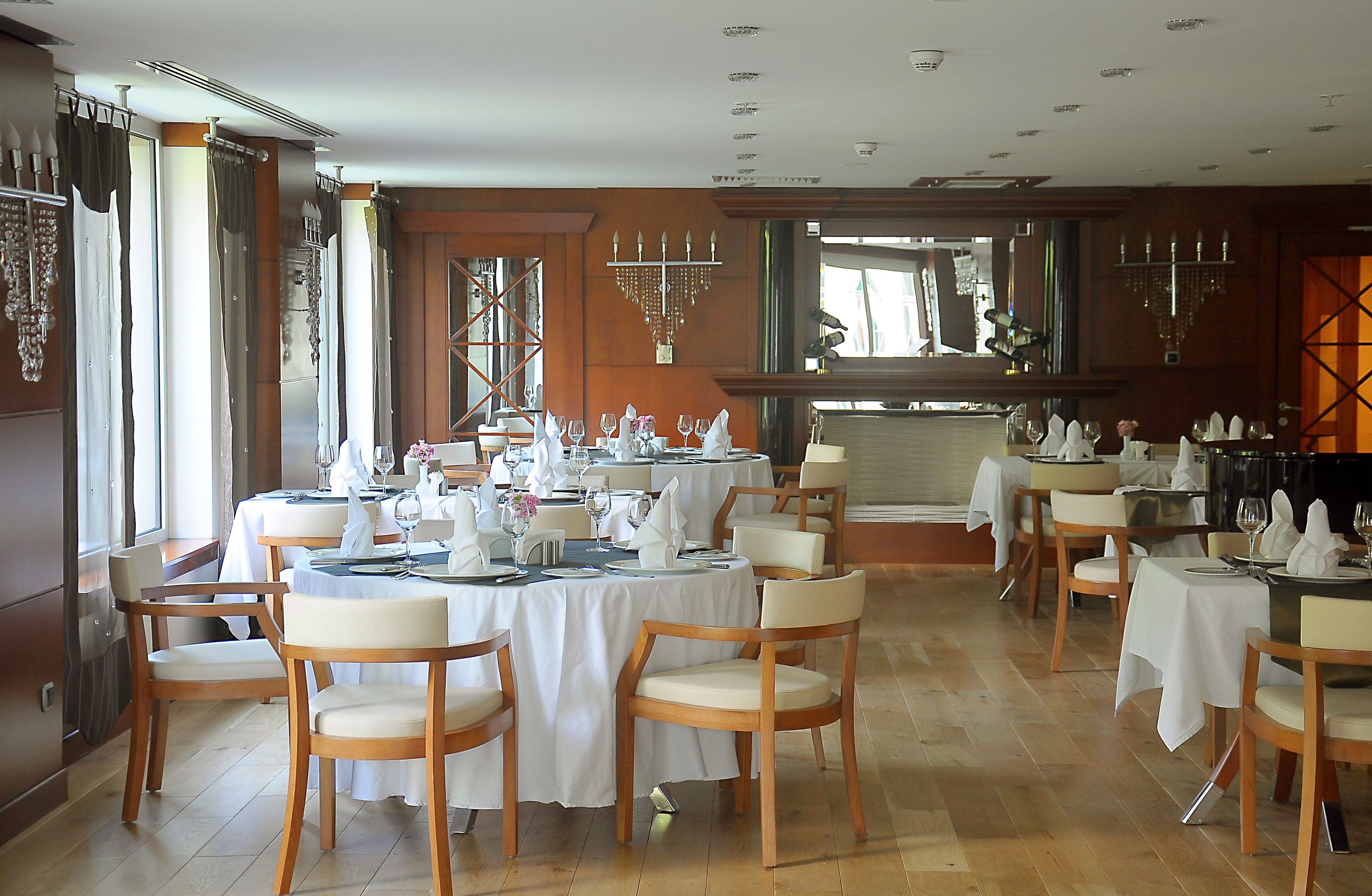 2 restaurants, lunch served