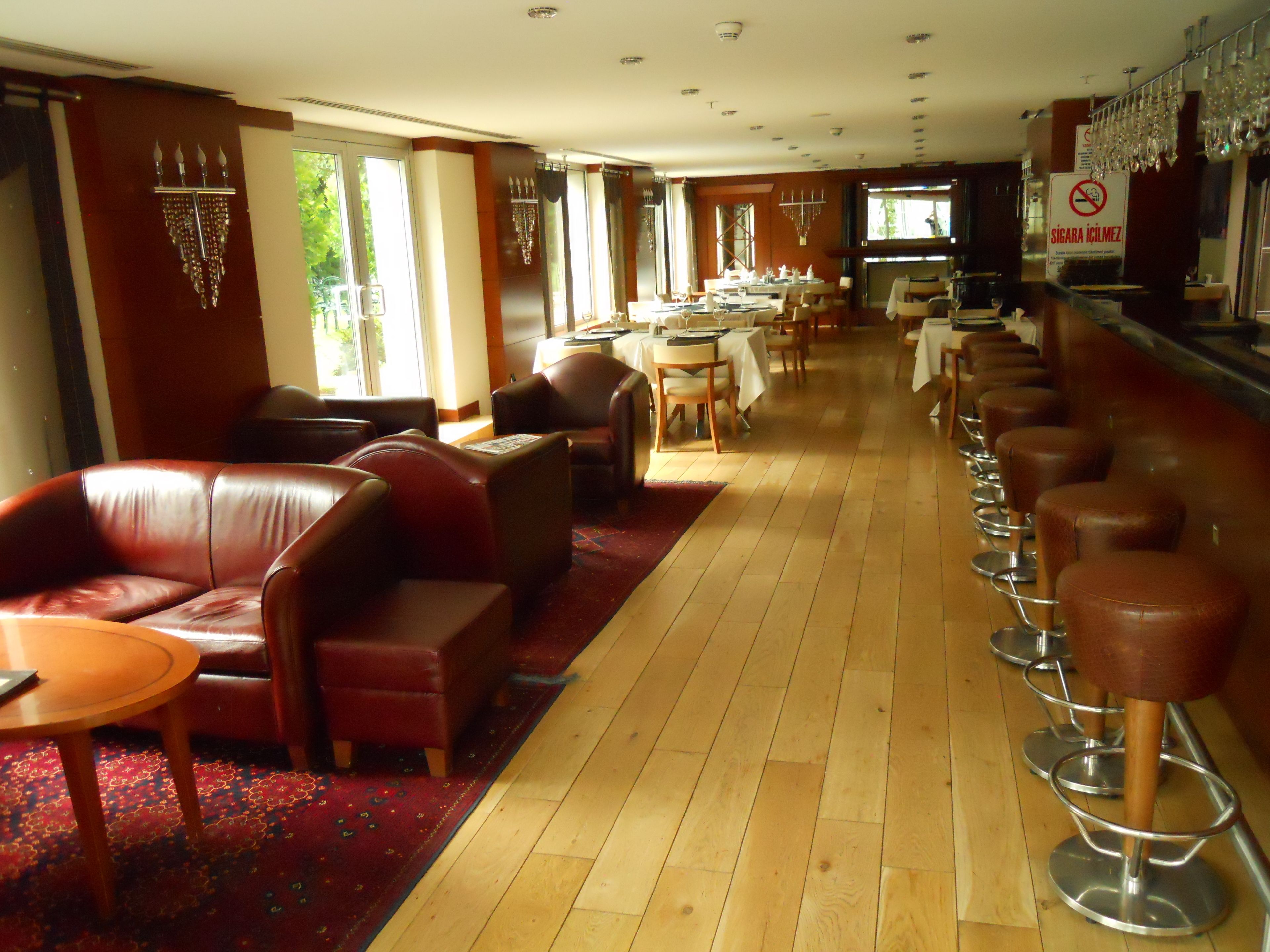 garden views, serves dinner