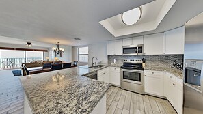 Condo, 3 habitaciones, cocina, vista a la playa | Cocina privada | Refrigerador, microondas, lavavajillas y cafetera y tetera 