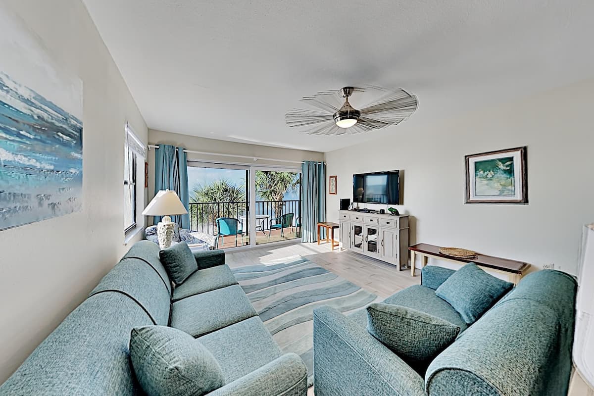 Condo, 3 Bedrooms, Kitchen, Beach View | Living area