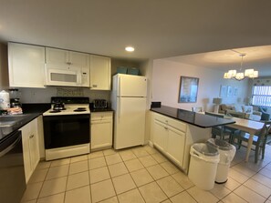 Partial Gulf View Condo 307 | Cocina privada | Refrigerador con congelador, microondas, horno y parrilla de estufa 