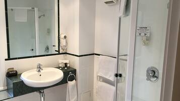 Suite Deluxe, 1 camera da letto, angolo cottura | Bagno | Set di cortesia gratuito, asciugacapelli, pavimenti riscaldati
