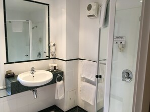 Deluxe Suite, 1 Bedroom, Kitchenette | Bathroom | Free toiletries, hair dryer, heated floors, towels - Motel on York (Dunedin)