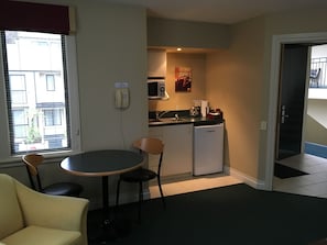 Deluxe suite, 1 slaapkamer, kitchenette | Dineren in de kamer