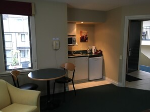 Deluxe Suite, 1 Bedroom, Kitchenette | In-room dining