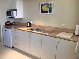 Executive Suite, 1 Bedroom, Kitchenette | Private kitchen