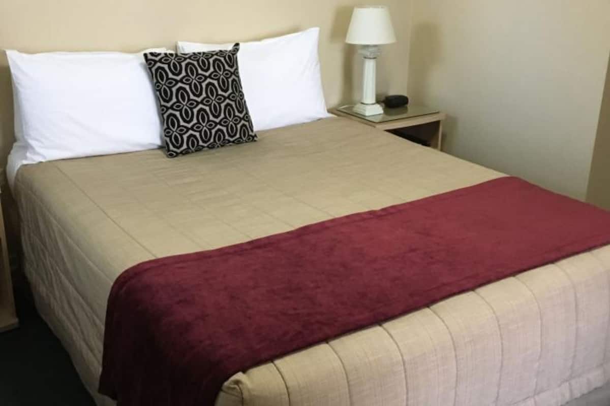 One Bedroom Spa | Sängtillbehör av högsta kvalitet och värdeförvaringsskåp på rummet