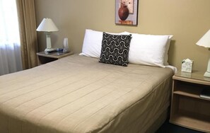 Ropa de cama de alta calidad y caja de seguridad en la habitación 