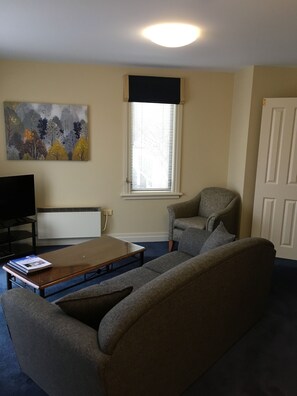 Suite exécutive, 1 chambre, cuisinette | Salle de séjour | Téléviseur de 3240 po avec télévision numérique, Netflix, lecteur de DVD