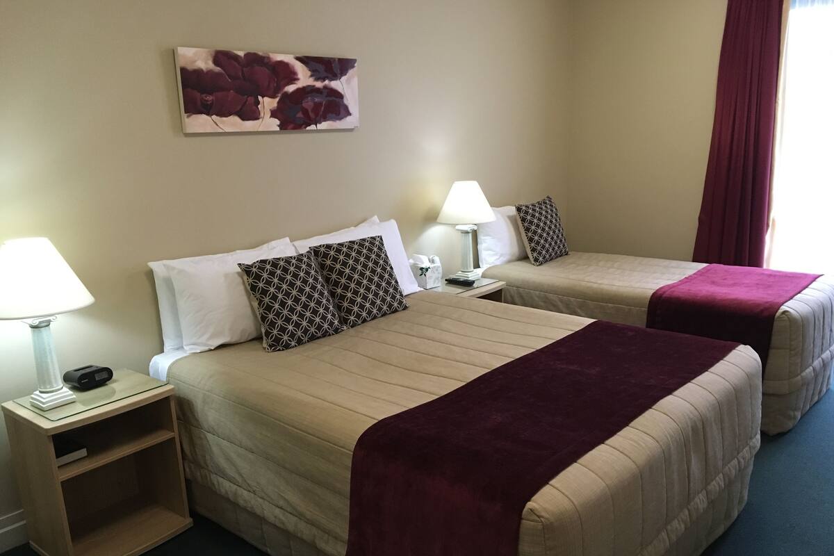 Deluxe Suite, 1 Bedroom, Kitchenette | Premium bedding, in-room safe, desk, soundproofing