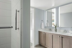Villa, 2 chambres, balcon | Salle de bain | Baignoire et douche séparées, sèche-cheveux, serviettes fournies