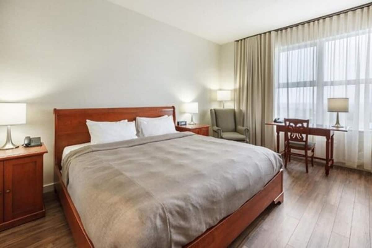 Premium bedding, in-room safe, desk, laptop workspace
