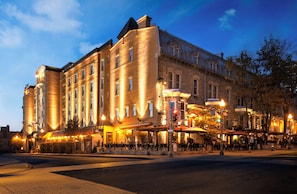 A historic hotel with multiple floors, large windows, and a well-lit facade. - Hotel Chateau Laurier Quebec (Québec City)