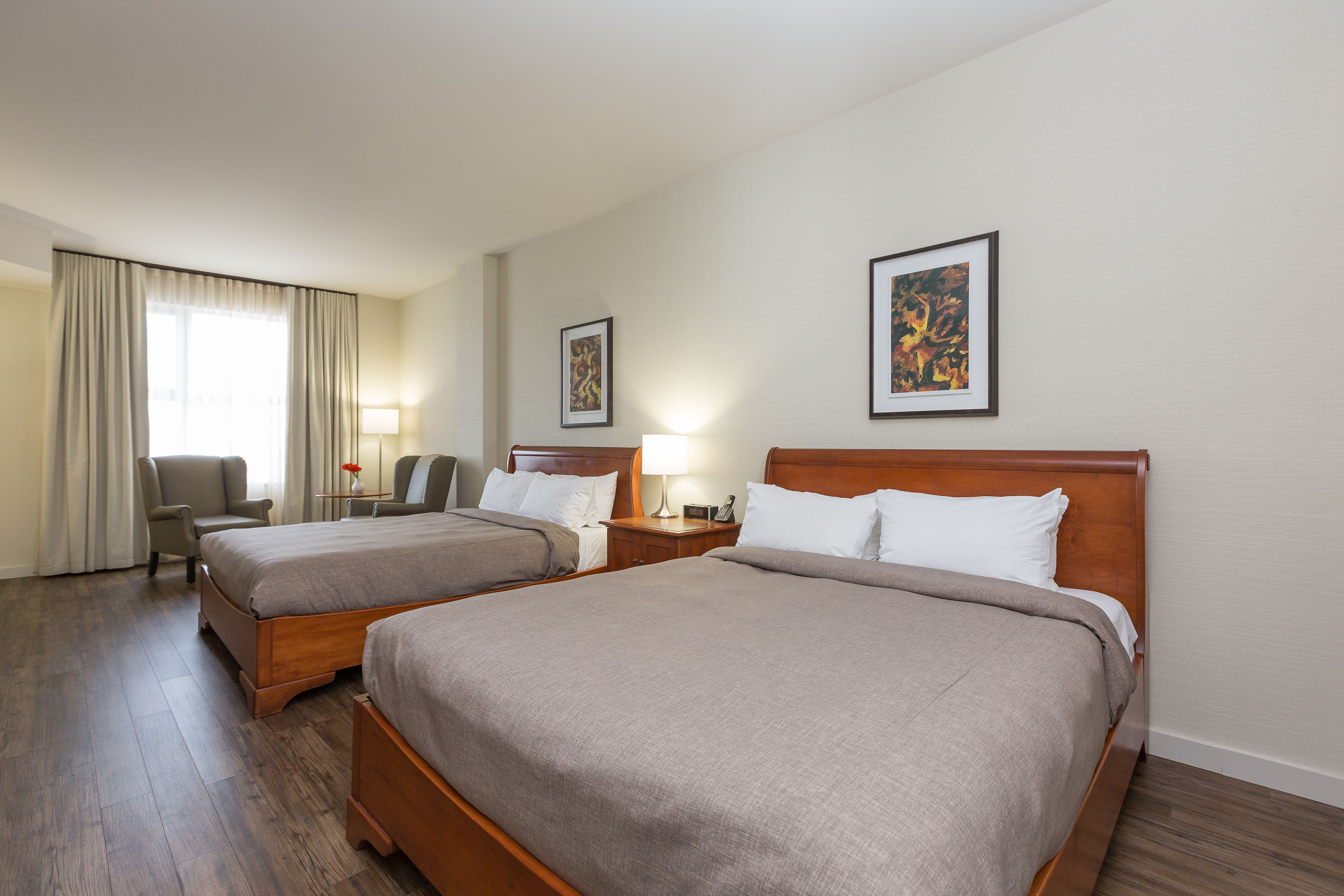 高級寝具、セーフティボックス (室内)、デスク、ノートパソコン用作業スペース