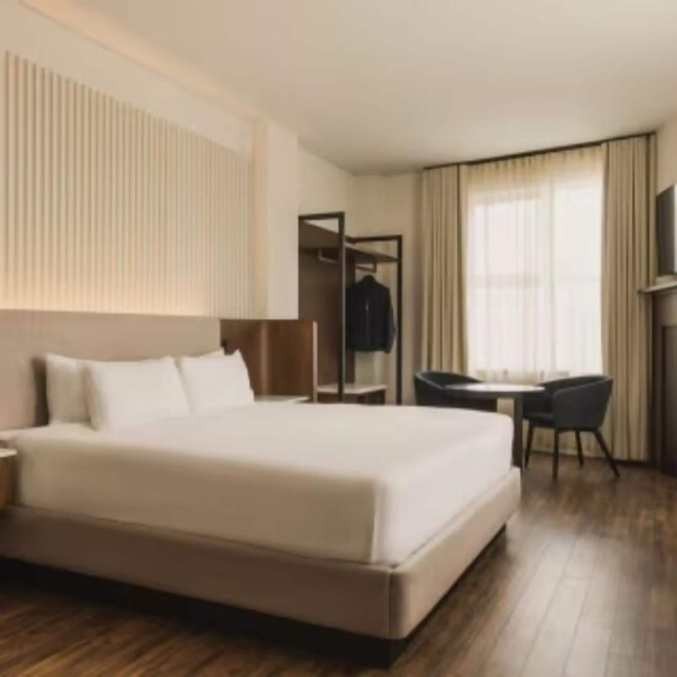 高档床上用品、客房内保险箱、办公桌、笔记本电脑工作区