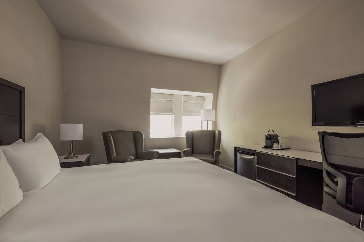 Premium bedding, in-room safe, desk, laptop workspace
