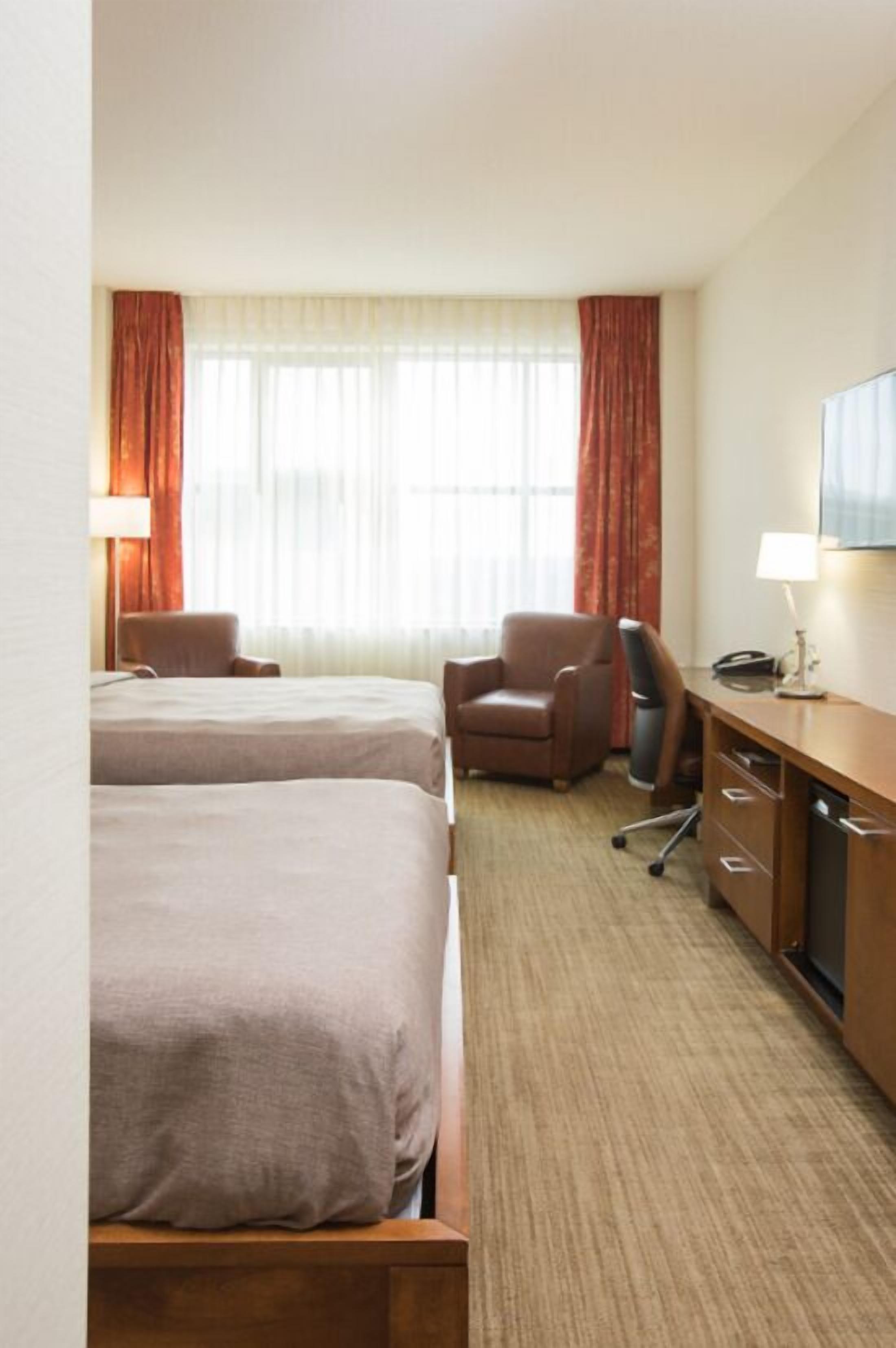 高档床上用品、客房内保险箱、办公桌、笔记本电脑工作区